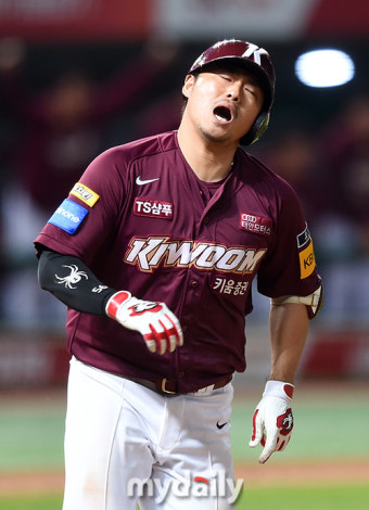 [MD포토] 동점 적시타 이지영 '역전 불발에 아쉬운 표정'