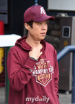 [MD포토] 허문회 수석코치 '1승 1패는 해야하는데'