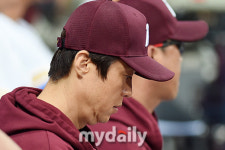 [MD포토] 허문회 수석코치 생각에 잠겨
