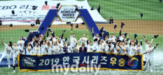 [MD포토] 모자 던지며 기뻐하는 두산 '통합우승'