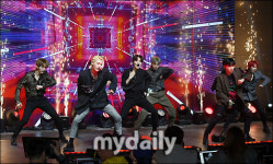 [MD포토] 온리원오브, 화려한 퍼포먼스