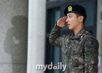 [MD포토] 거수경례 하는 정용화 특공!