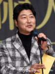 [MD포토] 송강호 봉준호 감독이 금일봉 하사