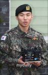 [MD화보] 베레모도 느낌 있게…태양, 군복 입고도 챙긴 스웨그
