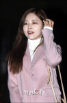 [MD포토] 가수 흰, 수줍은 포토타임