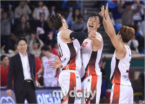 [MD포토] KT '1위 SK 꺾고 6연승 성공'