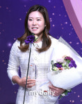 [MD포토] 박민지 프로 '여성스포츠대상 인기상 수상'