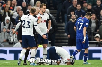 '손흥민 VAR 다이렉트 퇴장' 토트넘, 첼시에 0-2 완패