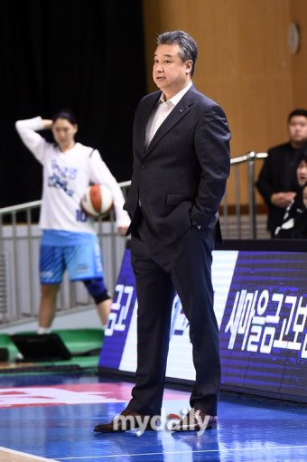 [MD포토] 경기 지켜보는 삼성생명 임근배 감독
