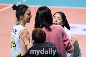 [MD포토] 양효진-이다영 '김연경 향한 어리광'