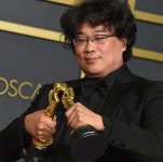 美 버라이어티, 봉준호 오스카 트로피 키스 “가장 위대한 아카데미 사진”[해외이슈]
