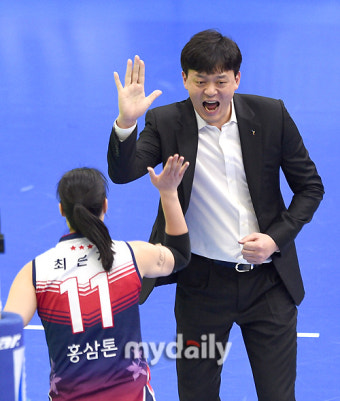 [MD포토] 이영택 감독대행 '1세트 승리의 기쁨을 선수들과 함께'