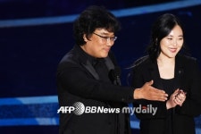 오스카 MVP 샤론최 감독, “장편데뷔작은 한국 배경의 작은 이야기”[외신인터뷰]