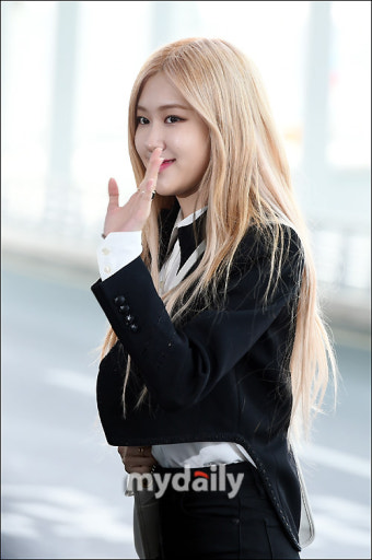 [MD포토] 블랙핑크 로제, '상큼 미소와 손인사'