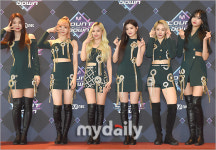 [공식] 에버글로우 소속사 위에화 측 스태프 한명 코로나19 추가 확진…총 2명