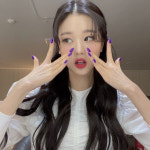 손 모델 해도 되겠어…아이즈원 장원영, 보라색 네일 자랑