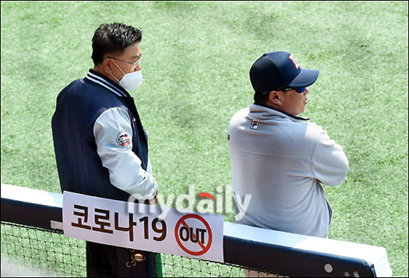 [MD포토] 김태형-김태룡, '코로나19 아웃!' | 포토뉴스