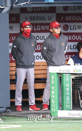 [MD포토] 진지한 눈빛의 SK 염경엽 감독