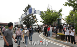 [MD포토] 수호 입대 논산 훈련소 앞 수호를 기다리는 팬들