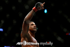 UFC 번즈, 웰터급 1위 우들리에 판정승…파죽의 6연승