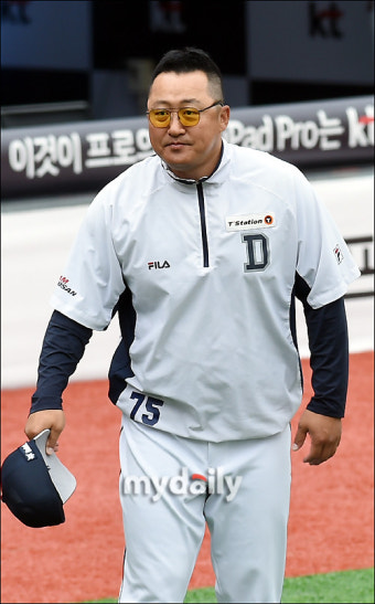 [MD포토] 조인성 코치, '야구장의 패셔니스타'