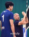 [MD포토] 로베르토 산틸리 감독 친절한 설명