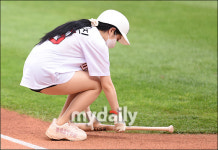 [MD포토] 배트걸, 방망이는 조심조심