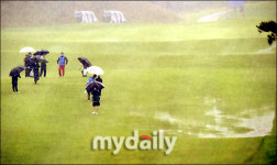 [MD포토] 페어웨이에 빗물 고인 스톤게이트CC