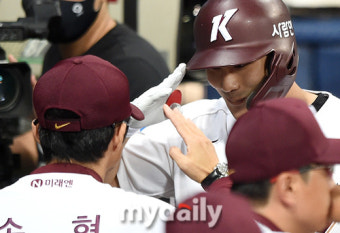 [MD포토] 거수경례 김하성 '손혁 감독님, 홈런 날렸습니다'