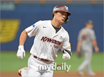 [MD포토] 김하성 '투런포 넘겼다'