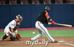 [MD포토] 오지환 경기 마무리하는 헛스윙 삼진