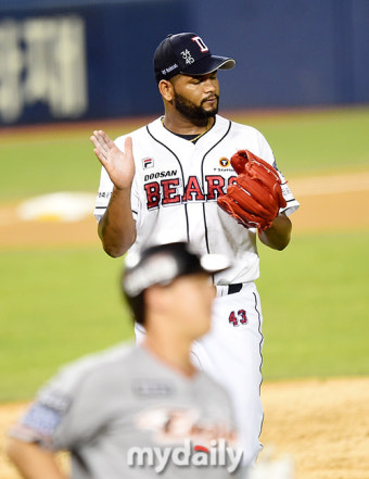 [MD포토] 무실점 역투 알칸타라 '자신을 향한 아낌없는 박수'