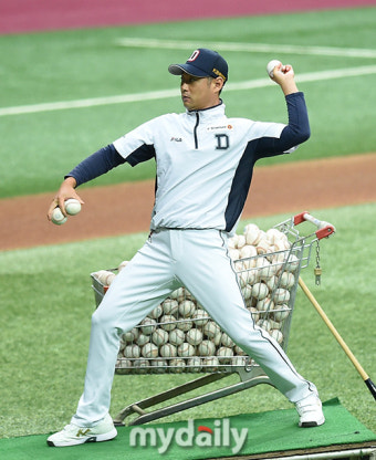 [MD포토] 배팅볼 던져주는 강동우 코치