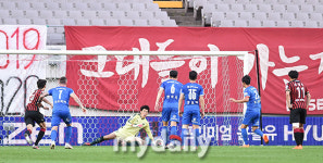 [MD포토] 염기훈 양한빈 속이는 완벽한 PK