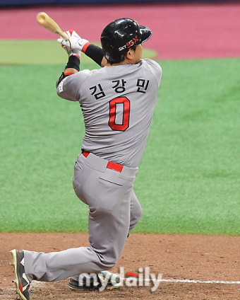 [MD포토] 김강민 '선두타자 안타, 선취점 가보자'