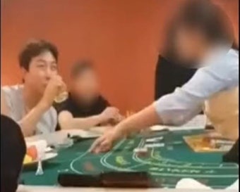 입 다문 탁재훈, 