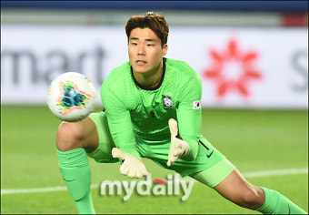 [MD포토] 송범근, '깔끔한 볼처리'