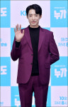 [MD포토] 정헌, '손인사에 시선집중'