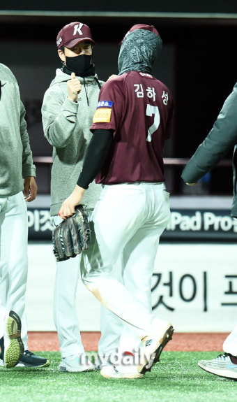 [MD포토] 김창현 감독대행 '김하성 오늘도 좋았어'