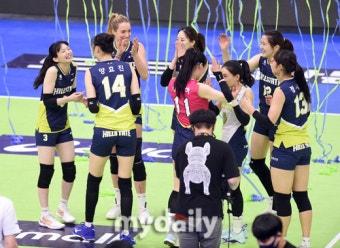[MD포토] 디펜딩챔피언 현대건설 '개막전 승리하며 힘차게 스타트'