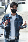 [MD포토] 트로트가수 신성, 팬들에게 미니하트 선물