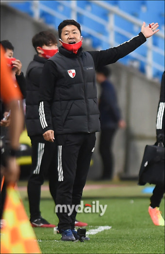 [MD포토] 심판에 항의하는 이기형 감독대행