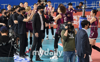 [MD포토] 선수들을 위로하는 이영택 감독