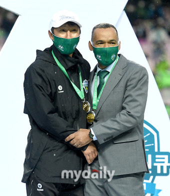[MD포토] 모라이스 감독-김상식 코치 '전북현대 우승을 이끌다'