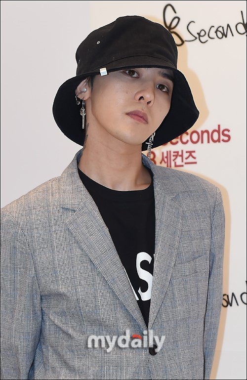 지드래곤의 7년 4개월 만의 컴백, 블랙과 에러 티저 이미지 공개로 기대 고조