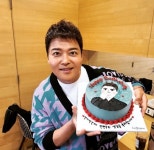 혜성같이 등장한, 보물 제1107호…전현무, 생일 케이크 들고 미소