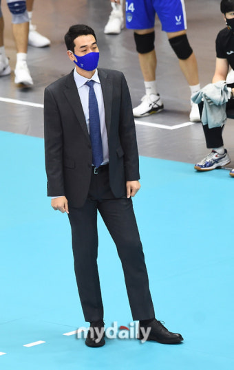 [MD포토] 경기 지켜보는 삼성화재 고희진 감독