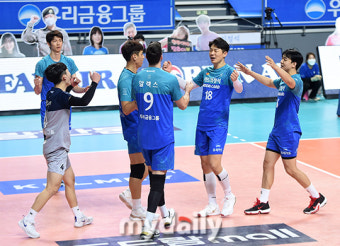 [MD포토] 3연승 우리카드 '선두 KB손해보험 상대로 3-0 완승!'