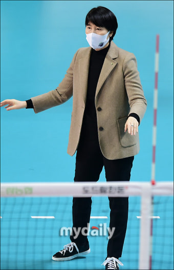[MD포토] 이도희 감독, '코트를 넓게 써'