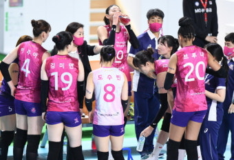 '이재영-이다영 결장' 흥국생명, 도로공사에 0-3 완패…김연경 6득점